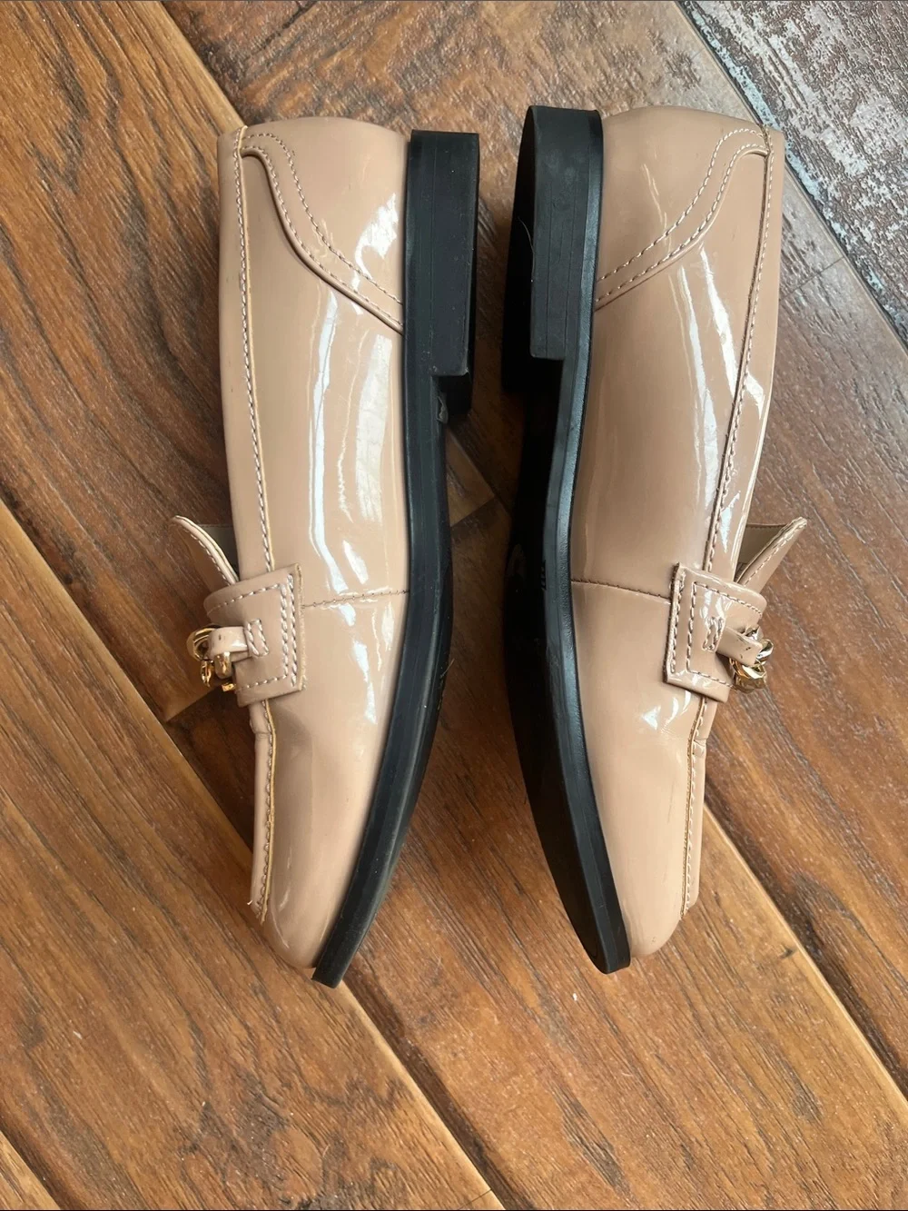 Guess Beige Patent Loafers with Gold Chain Detail - Size 7.5